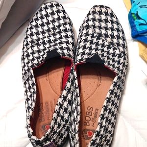 Bob's sz 8 like new houndstooth slip ons